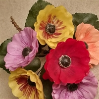 multifarvede blomster og grønne blade bukrt med 6 blomster i , i vokset papir  gamle kunstige blomster